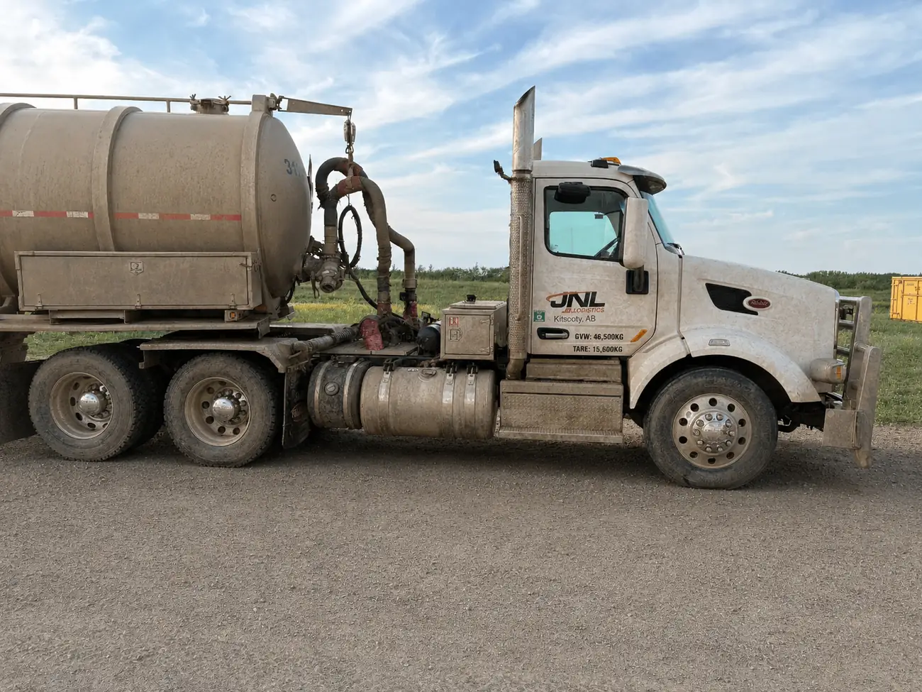 Semi truck covered in dirt before a Bin Buddy wash
